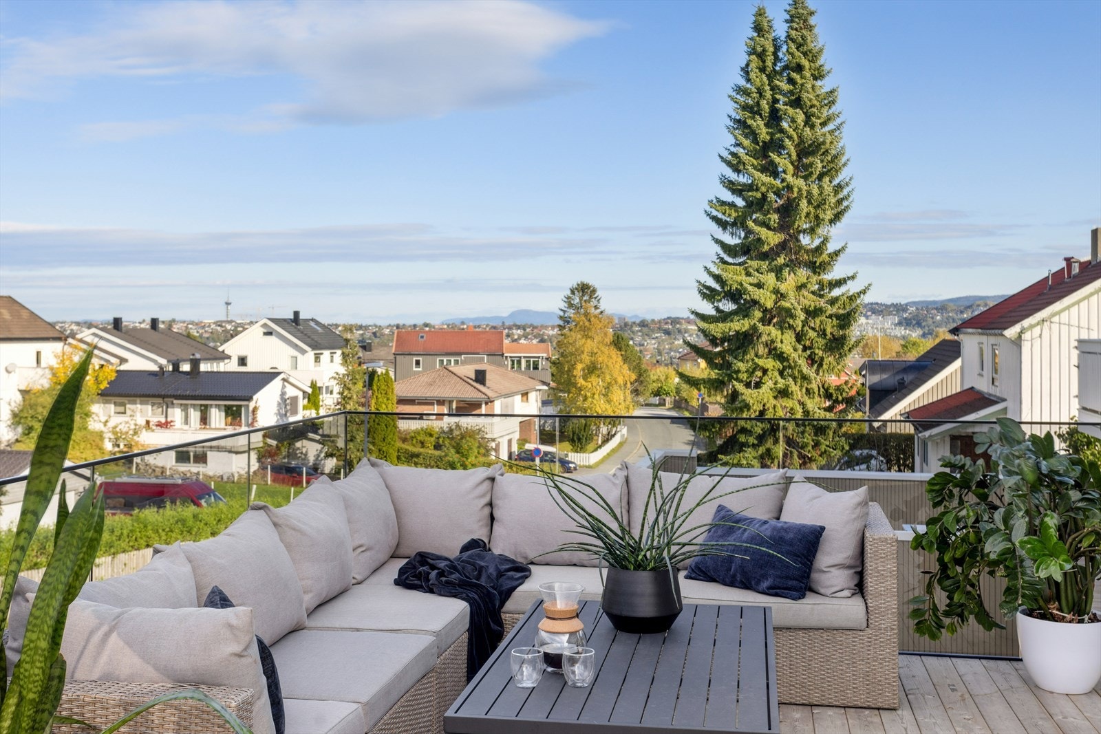 Fra den store balkongen på 33 m² har du en upåklagelig utsikt mot Trondheim og fjorden. Galleribilde