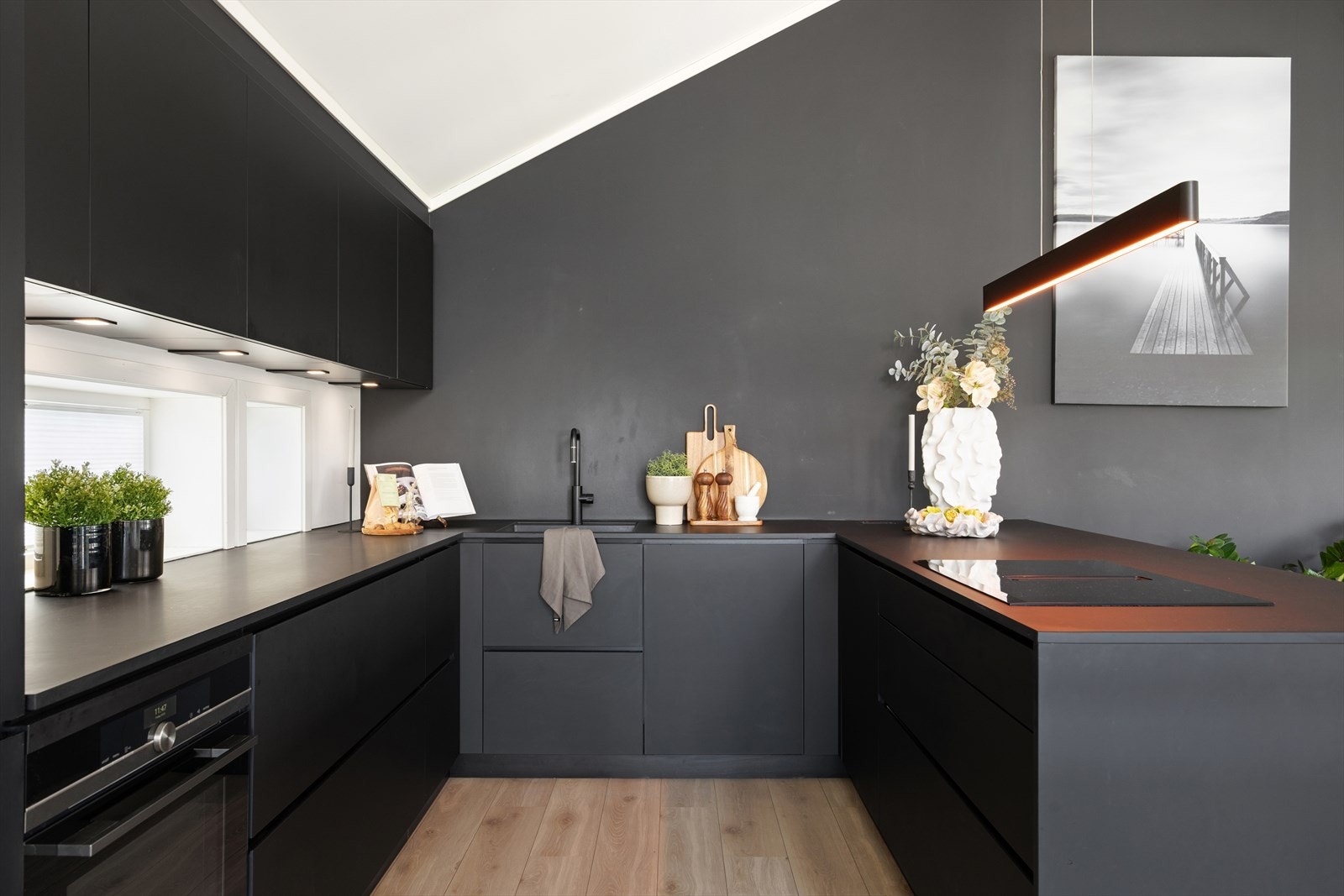 Den mørke, stilrene innredningen gir kjøkkenet et moderne og eksklusivt preg. Galleribilde