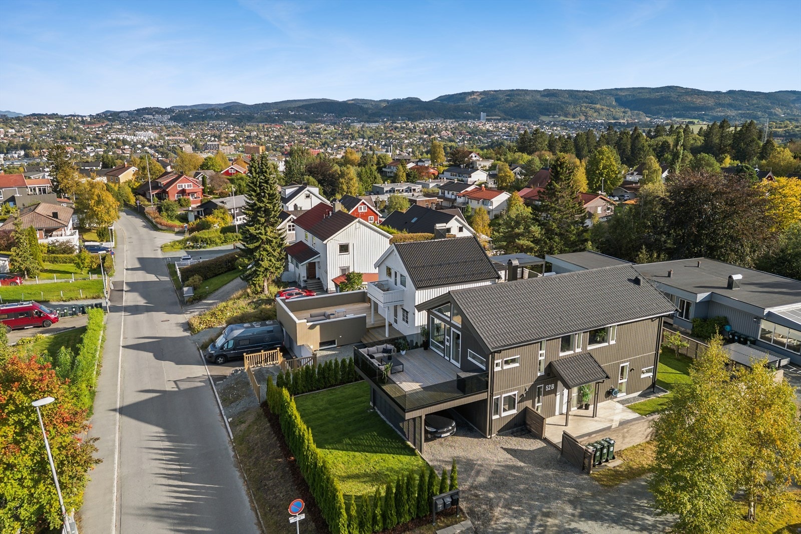 Eiendommen ligger fint til i et etablert og barnevennlig boligområde. Galleribilde