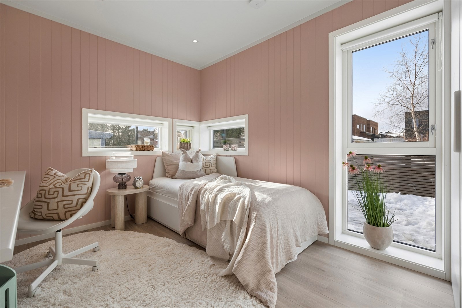 Vindusflater på flere vegger gir godt med naturlig lys. Galleribilde