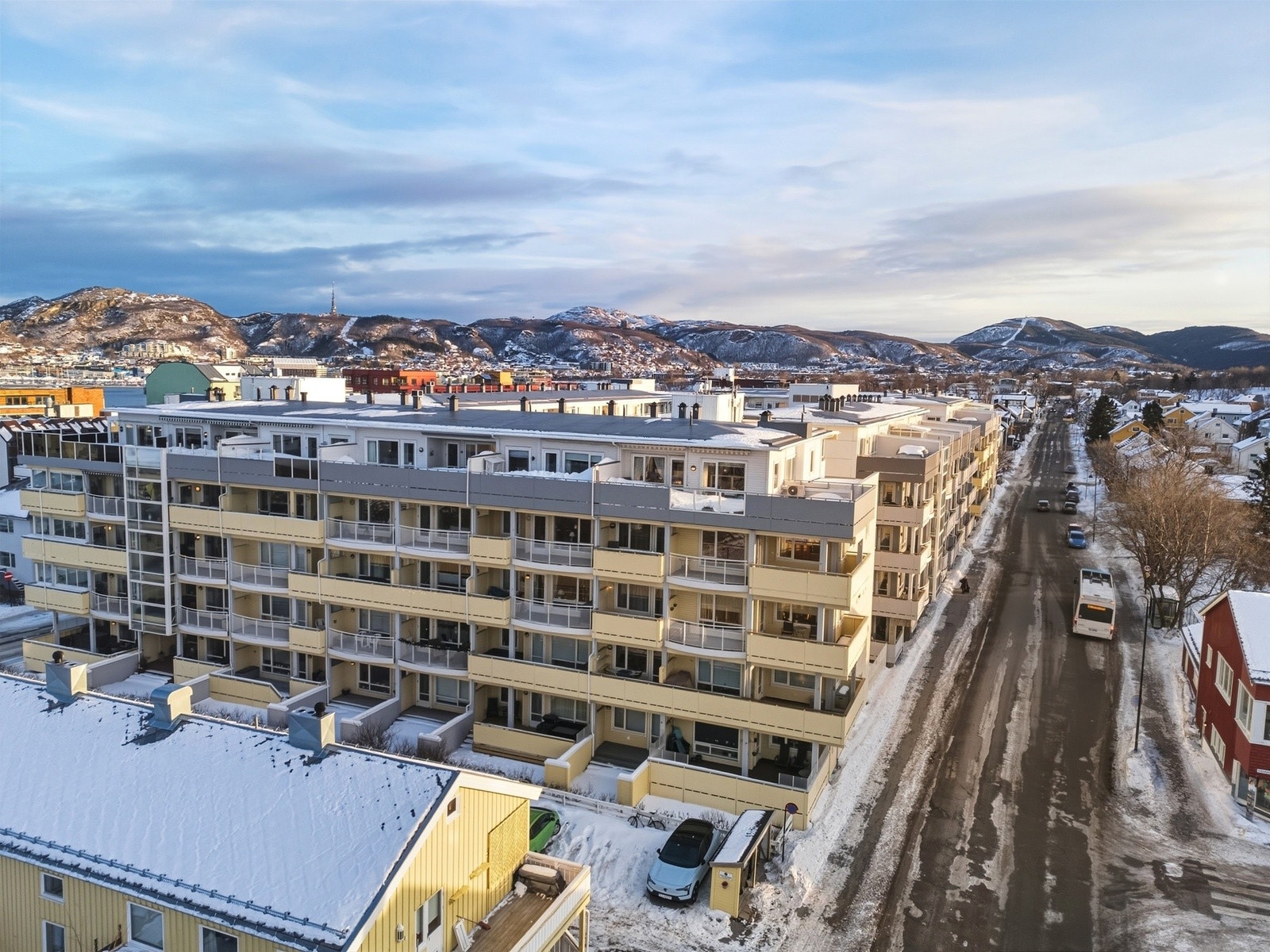 Det er svært gode kollektivforbindelser i området, med bussforbindelser like over veien, noe som gir enkel tilgang til øvrige bydeler. Galleribilde