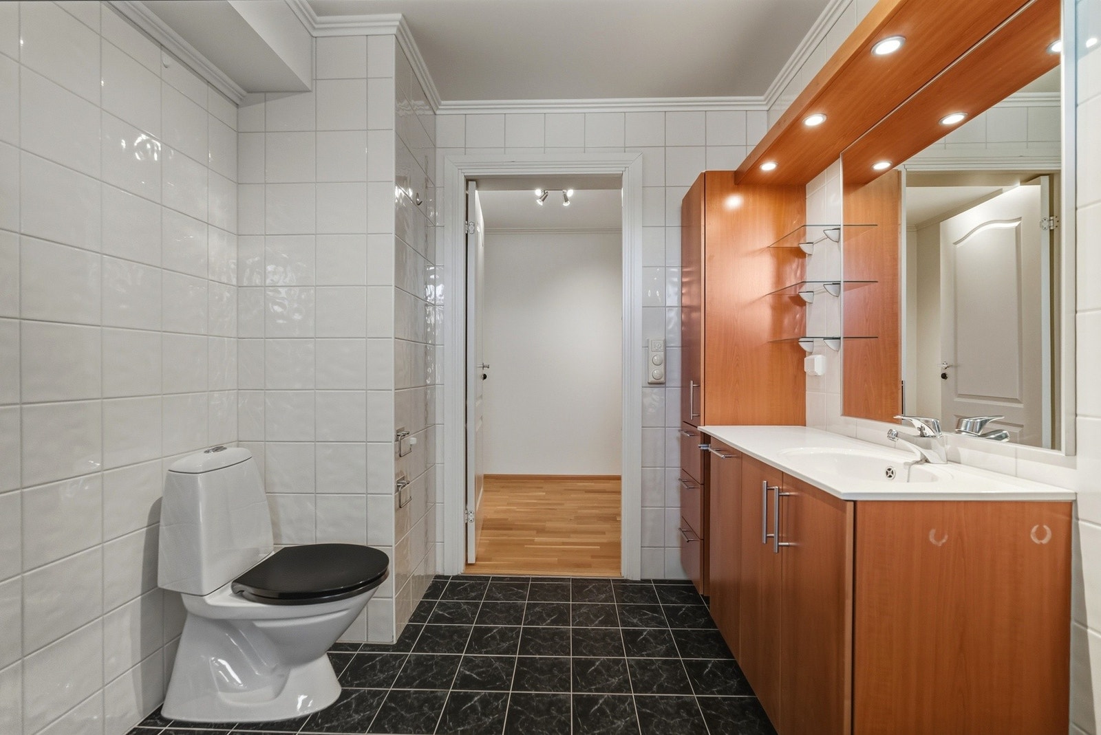 Badet har flislagt gulv med elektriske varmekabler. Galleribilde