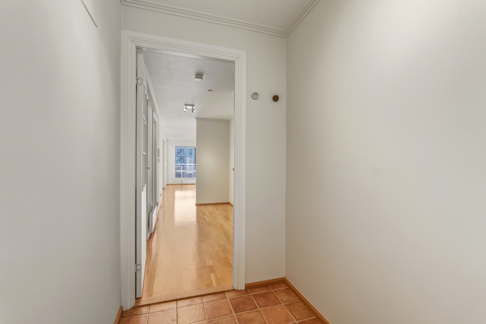 En velholdt 3-roms hjørne- og endeleilighet beliggende i 4. etasje. Galleribilde