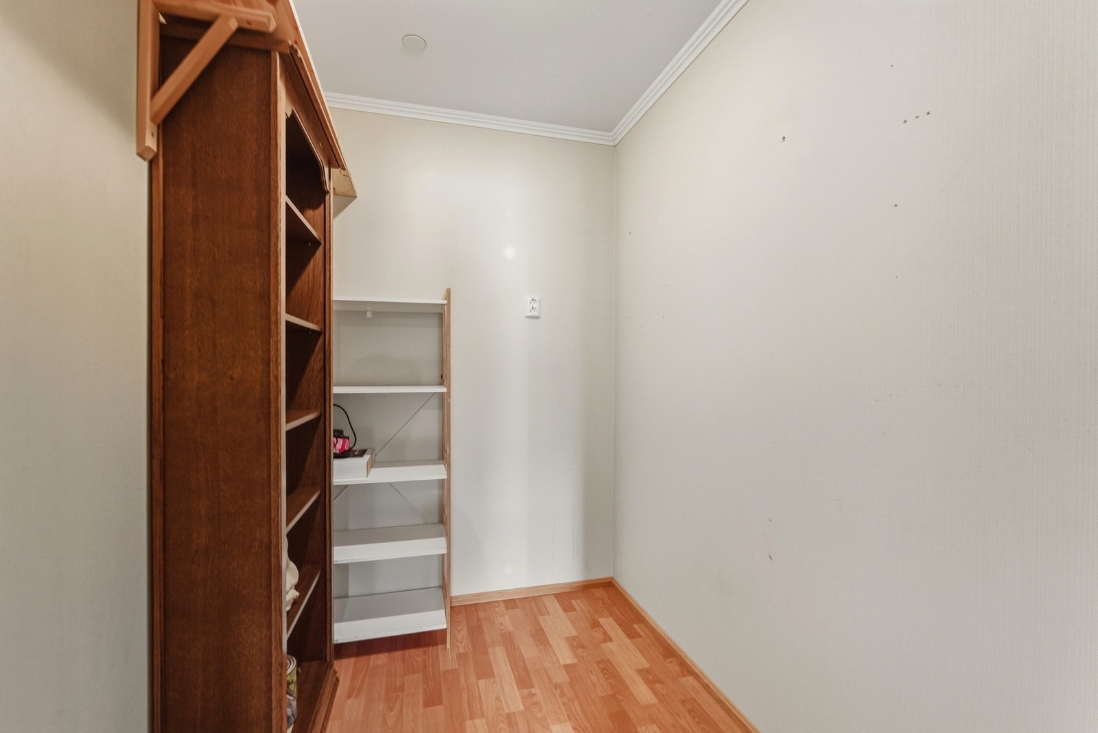 Det er walk-in closet i tilknytning til det ene soverommet, noe som sørger for gode oppbevaringsmuligheter. Galleribilde