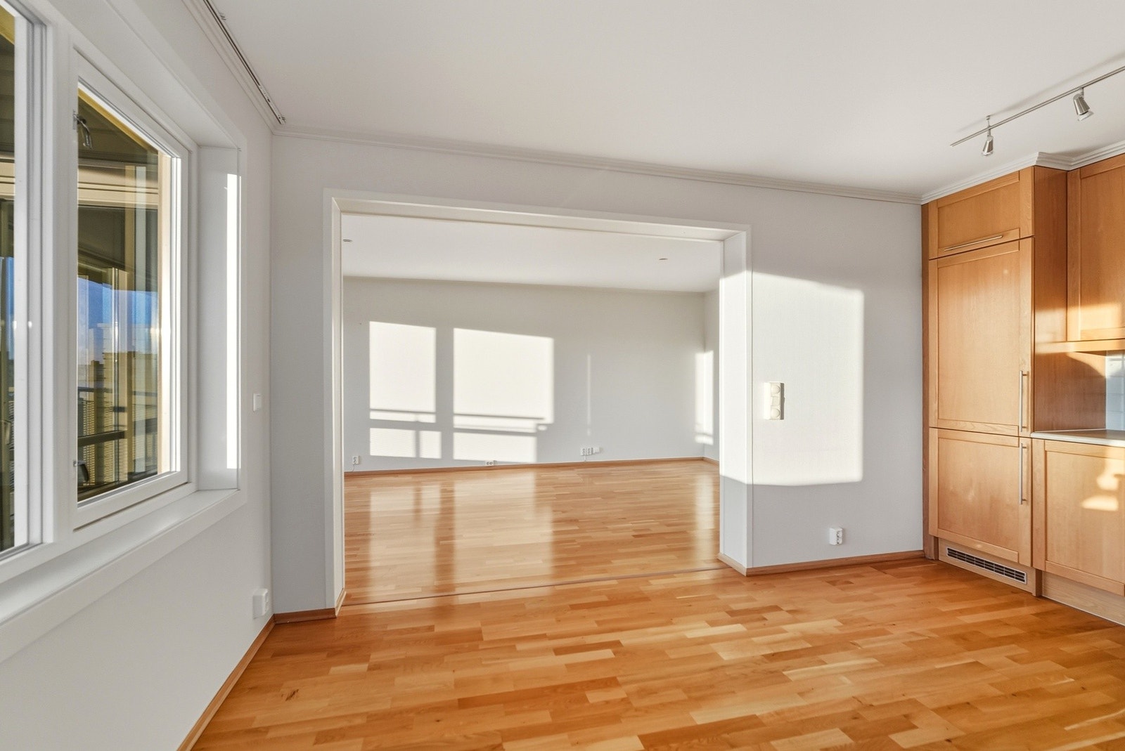 Den åpne planløsningen til leiligheten sørger for en effektiv areal-utnyttelse. Galleribilde