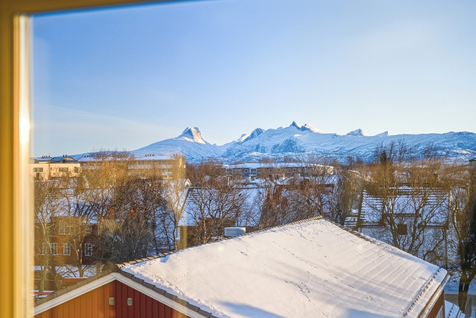 Her ser man børvasstindan med god utsikt fra både kjøkken og stue. Galleribilde