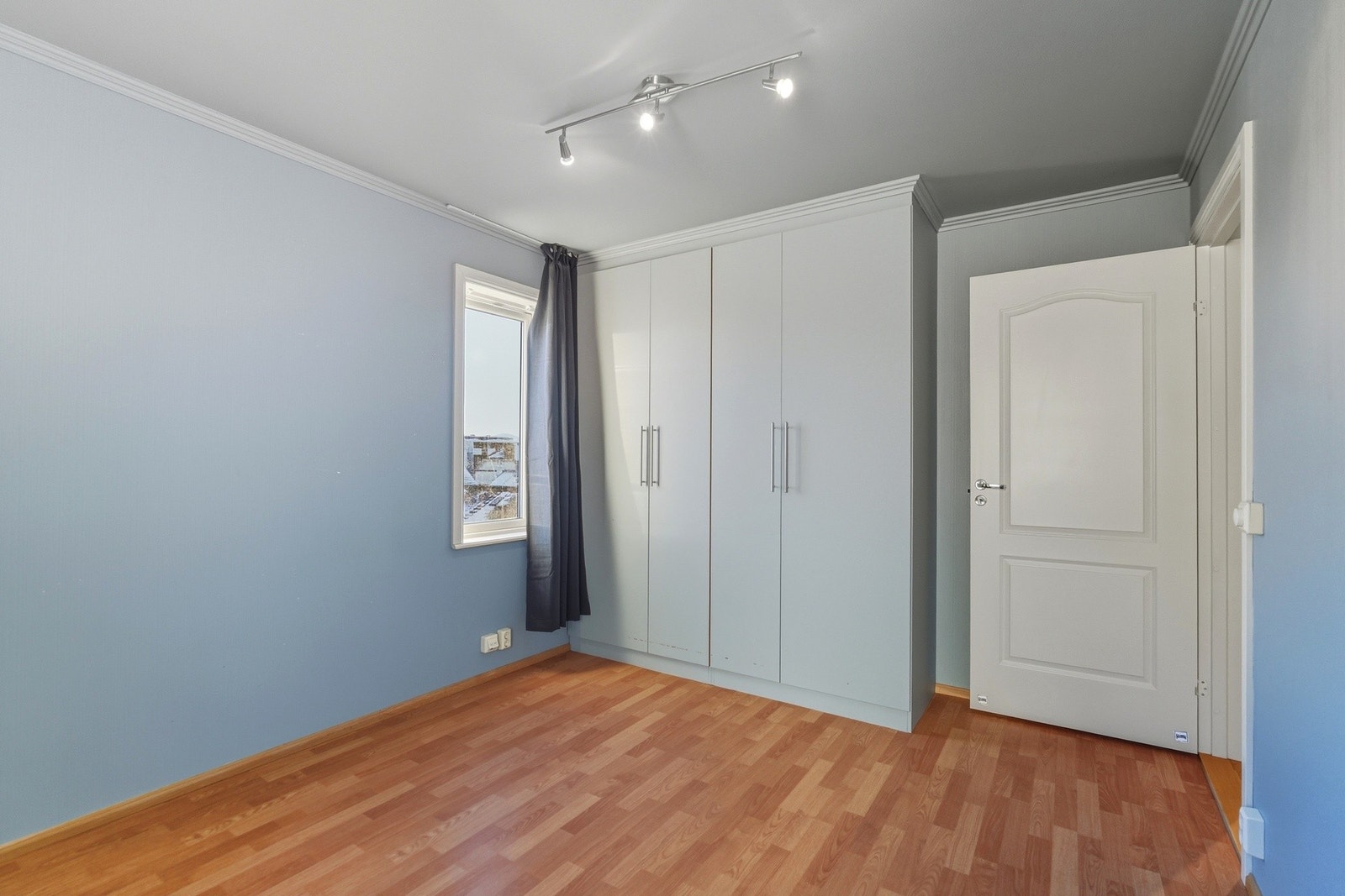 Det er gode oppbevaringsmuligheter i garderobeskap. Galleribilde