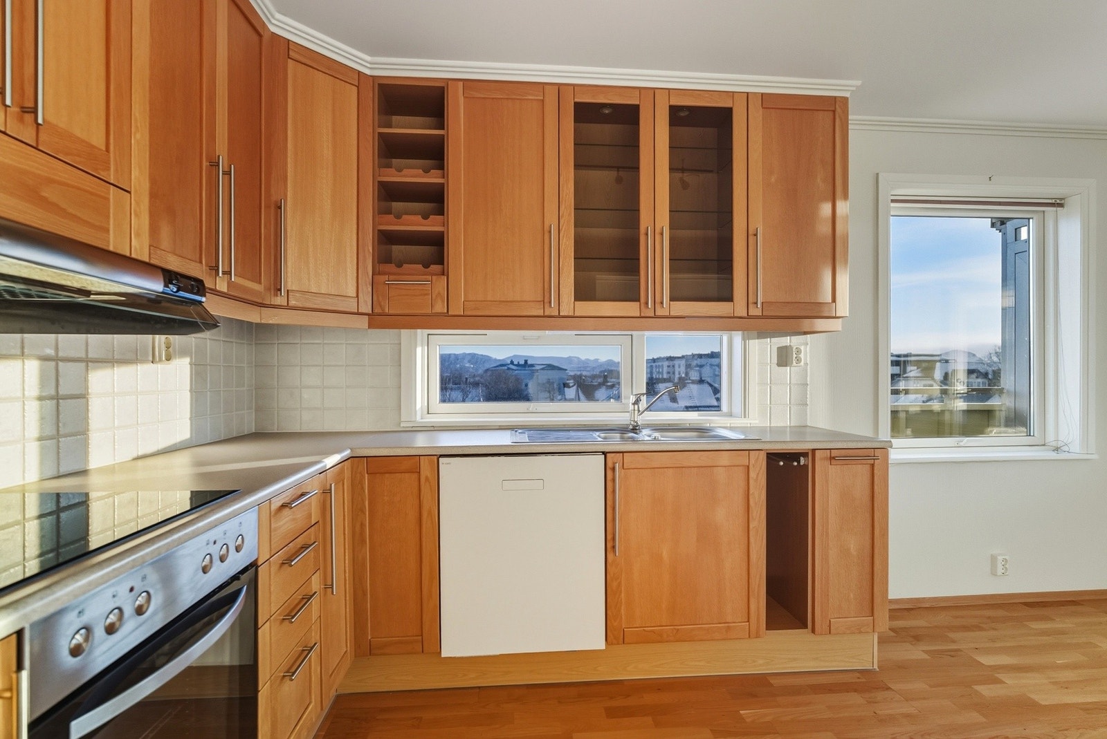 Det er rikelig med oppbevaringsplass i skuffer og skap. Galleribilde