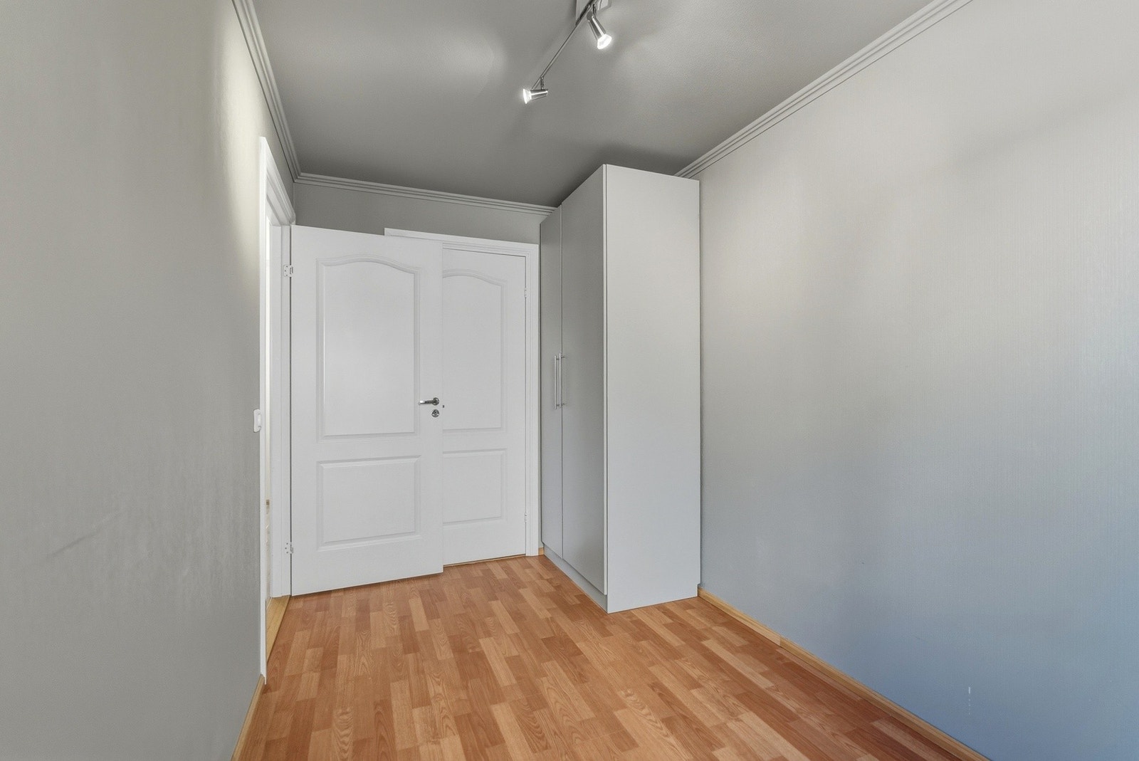 Dette soverommet har fint plass til seng med tilhørende møblement. Galleribilde