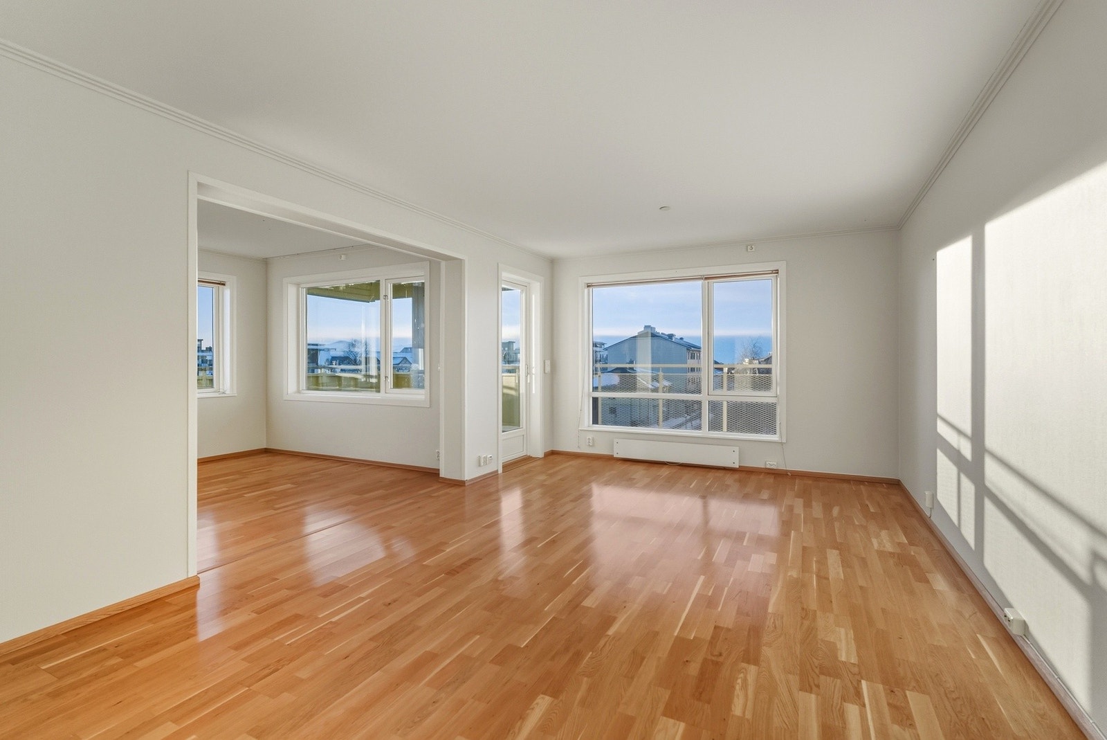 Her er det god plass til både sofagruppe og spisebord med tilhørende stoler. Galleribilde