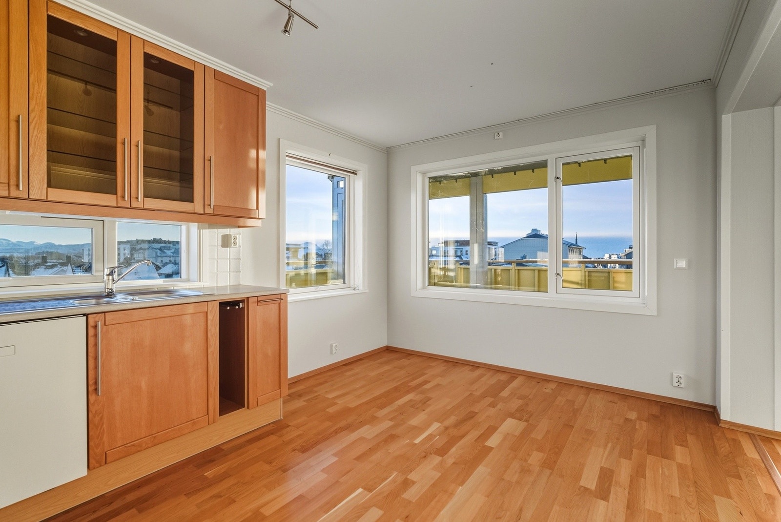 Utsikten kan nytes ute som inne. Galleribilde