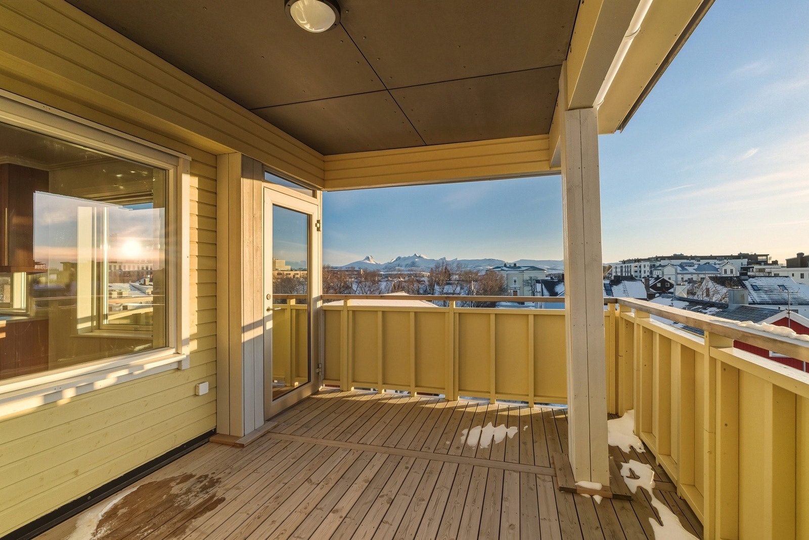 Det er fint plass til diverse utemøblement. Galleribilde