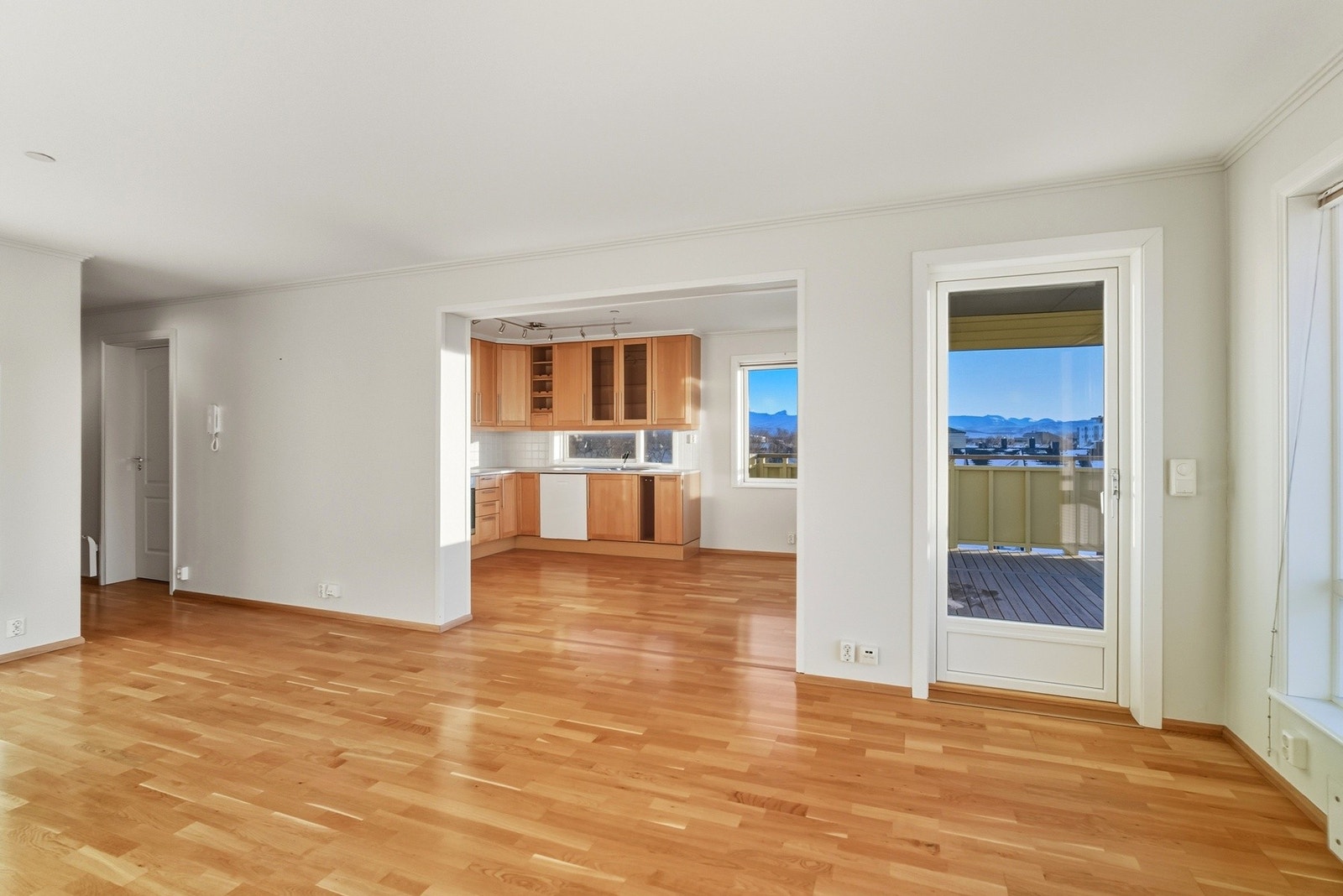 Fra stuen er det utgang til en solrik balkong. Galleribilde