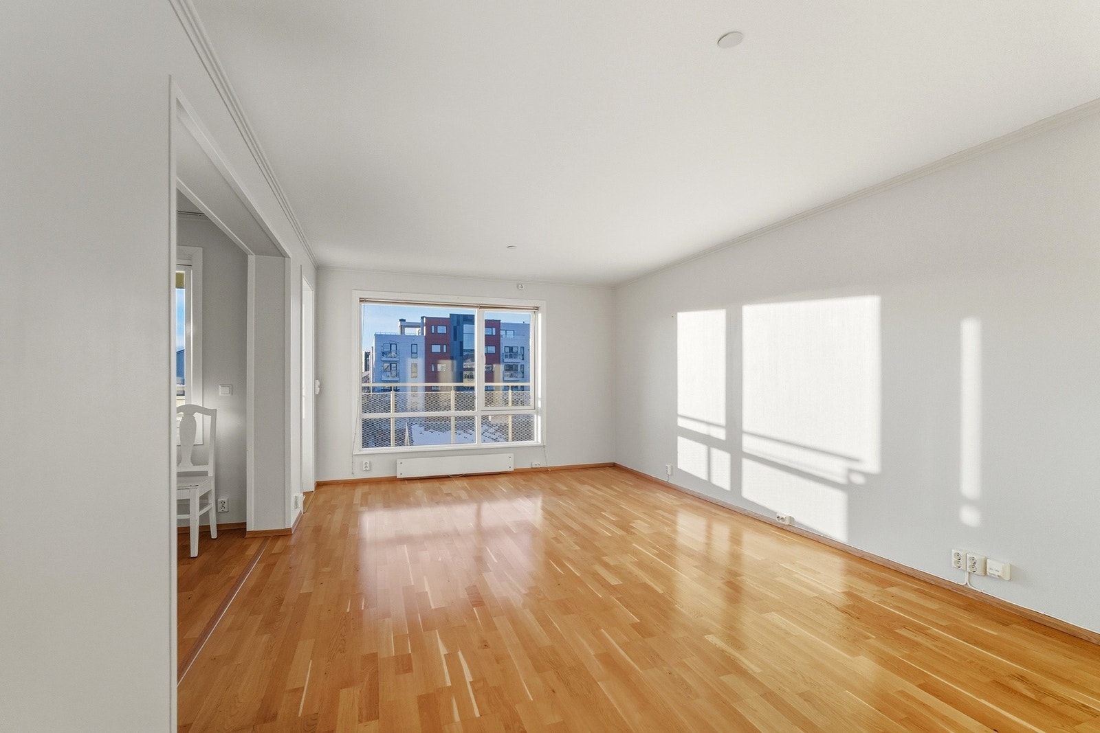 Stuen er åpen med rikelig lysinnslipp fra de store vindusflatene. Galleribilde