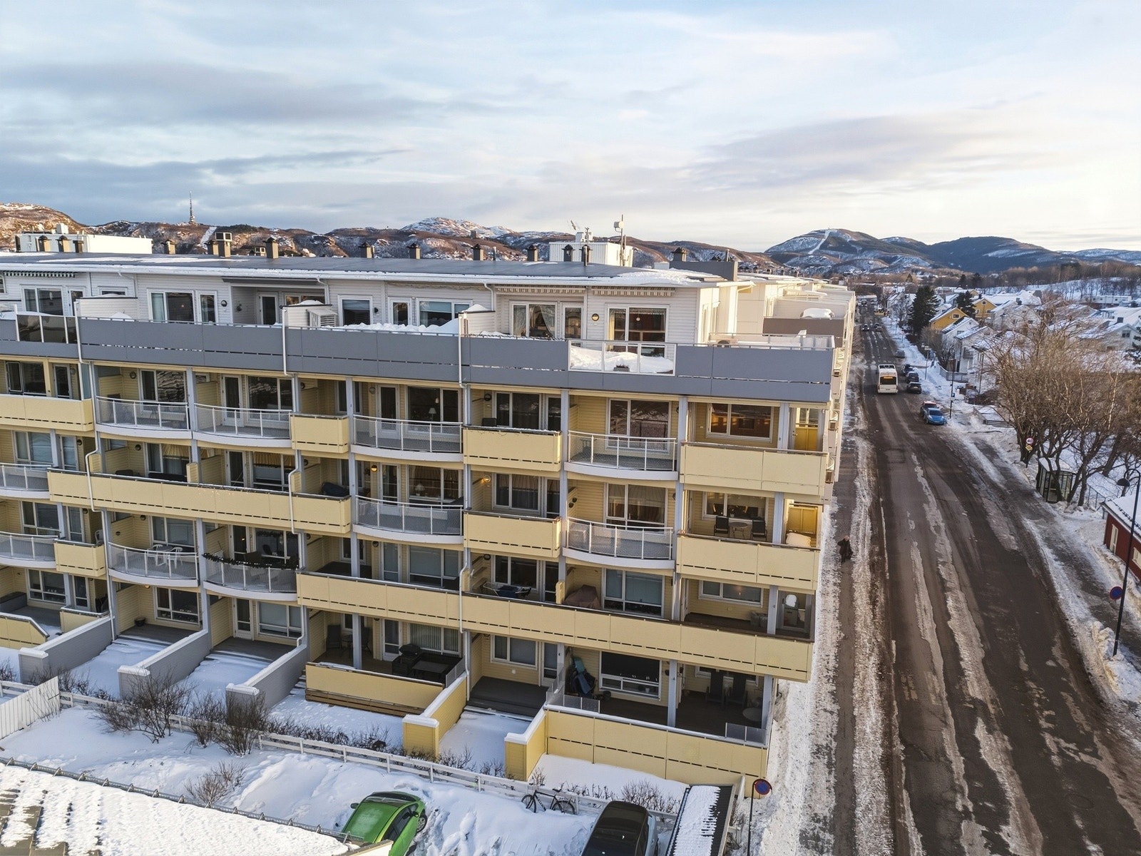 Boligen har en attraktiv og sentrumsnær beliggenhet i et etablert område. Galleribilde