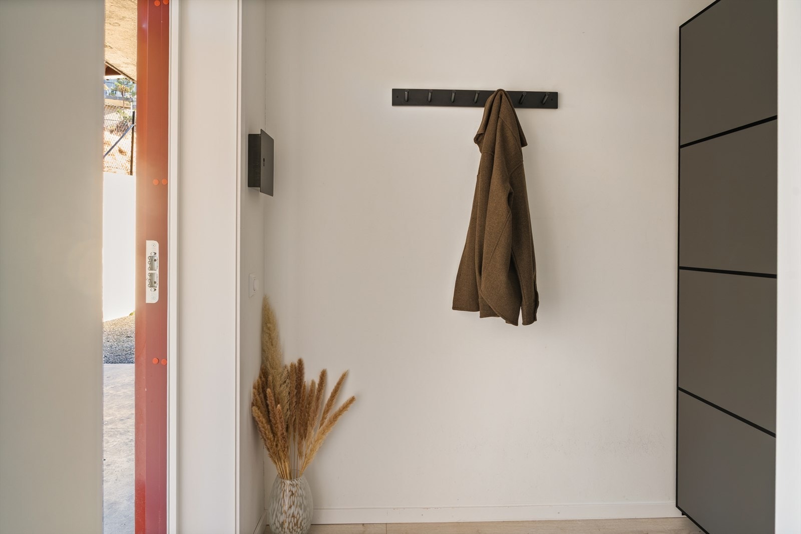 For ytterligere oppbevaring disponerer leiligheten en ekstern bod i byggets underetasje. Vi beveger oss videre inn i gangen. Galleribilde