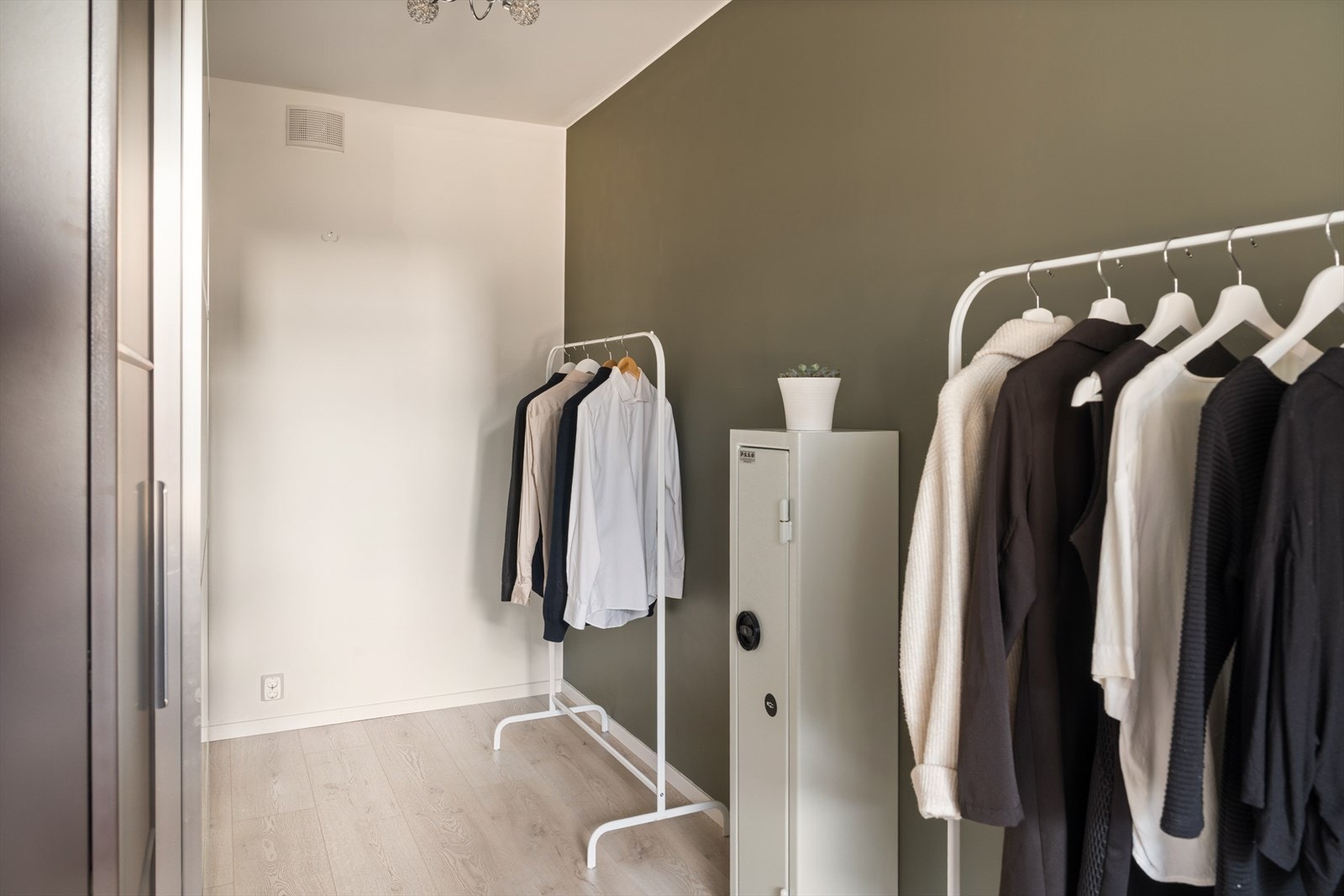 Soverom to passer fint til barnerom, gjesterom eller hjemmekontor om man har behov for det Galleribilde