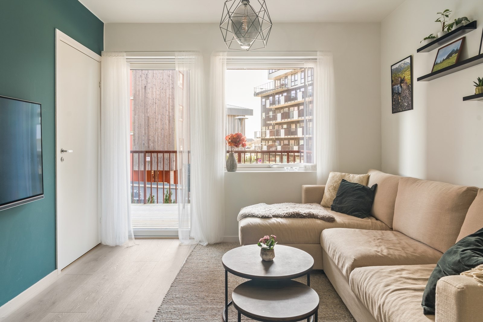 Det er godt med naturlig lysinnslipp fra store vindusflater i rommet Galleribilde