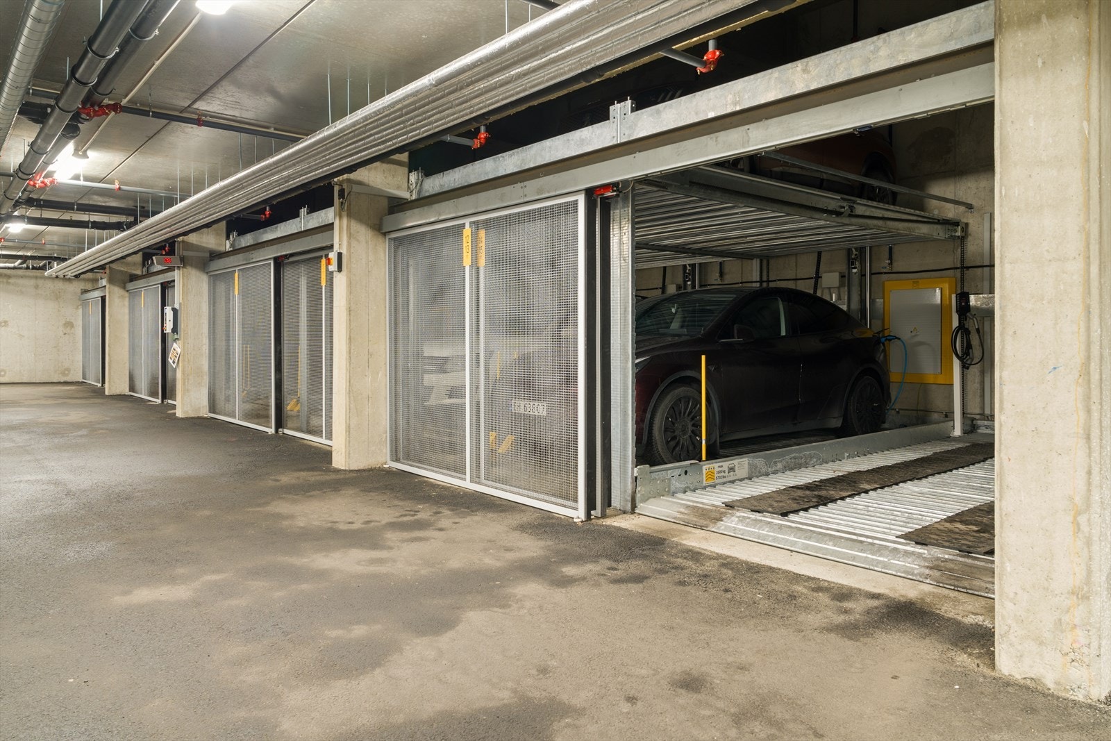 Fast parkeringsplass kan kjøpes utenom for kr 450 000,-. Ta kontakt med megler. Galleribilde