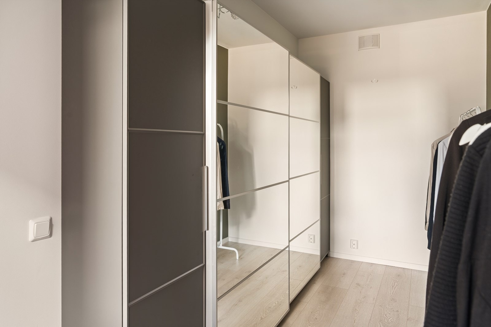 Praktisk garderobeskap som medfølger handelen Galleribilde