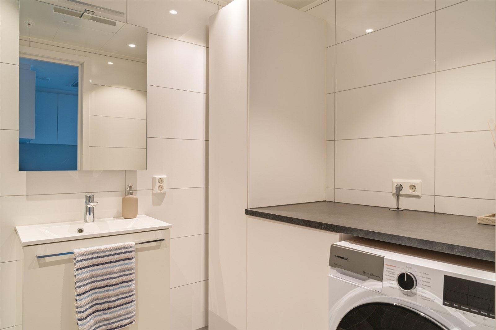 Smart benkeplate over vaskemaskinen Galleribilde