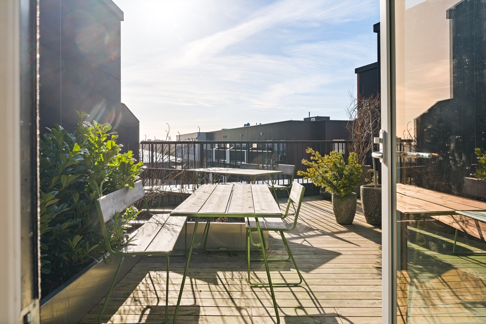 Felles takhage med kjøkkendel - perfekt for fine sommerdager med venner og familie! Galleribilde