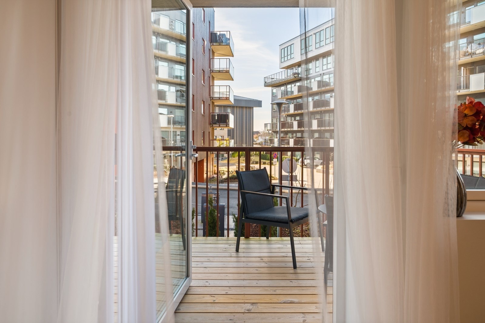 Fra stue er det utgang til en trivelig balkong Galleribilde