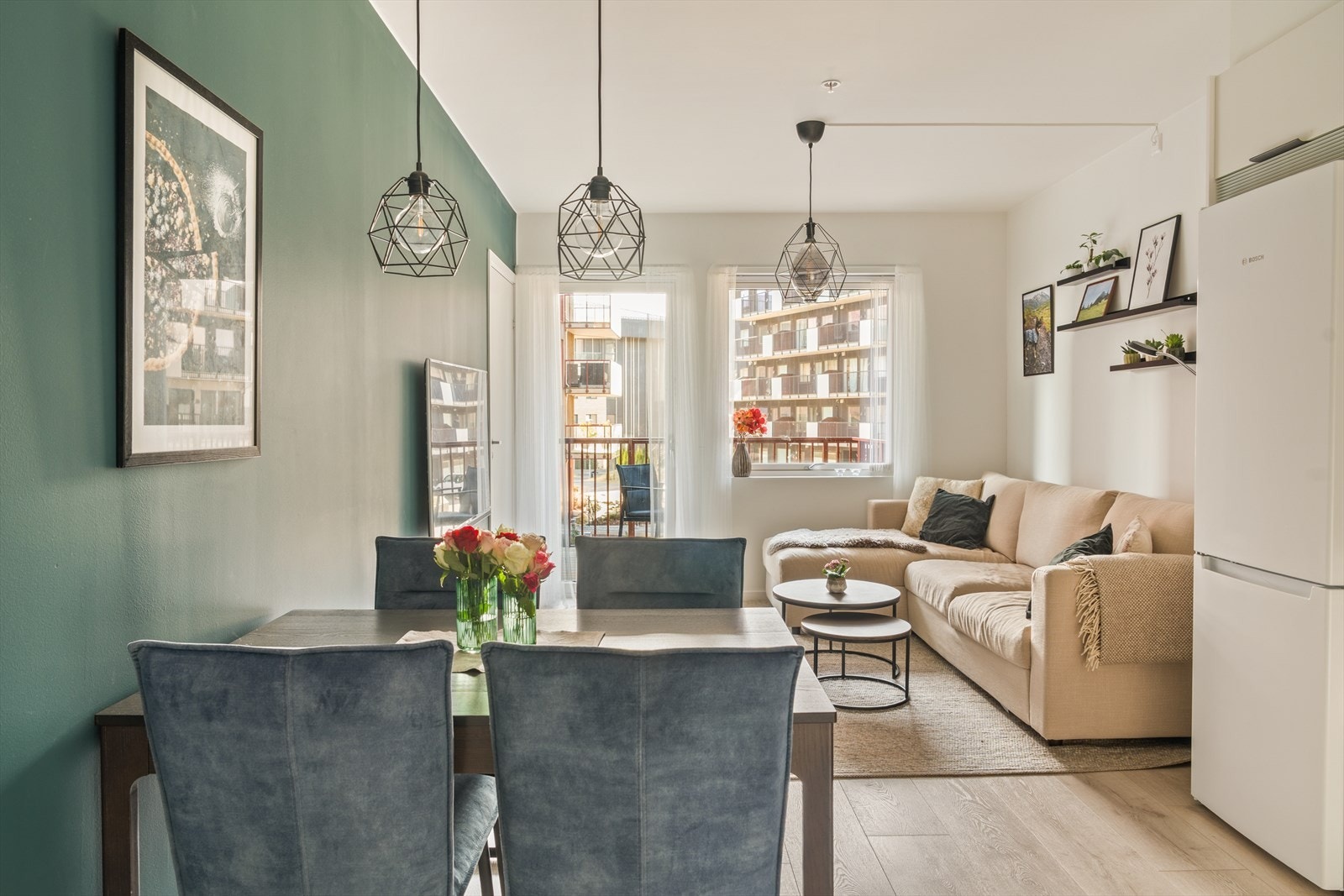 Leiligheten har en åpen stue- og kjøkkenløsning som gir maksimal utnyttelse av arealet Galleribilde