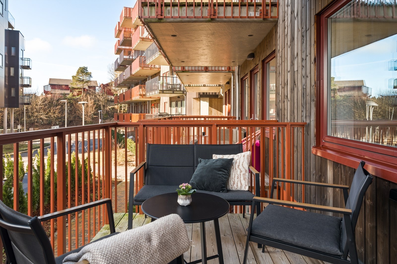 Balkongen måler ca. 9 m² og byr på gode solforhold Galleribilde