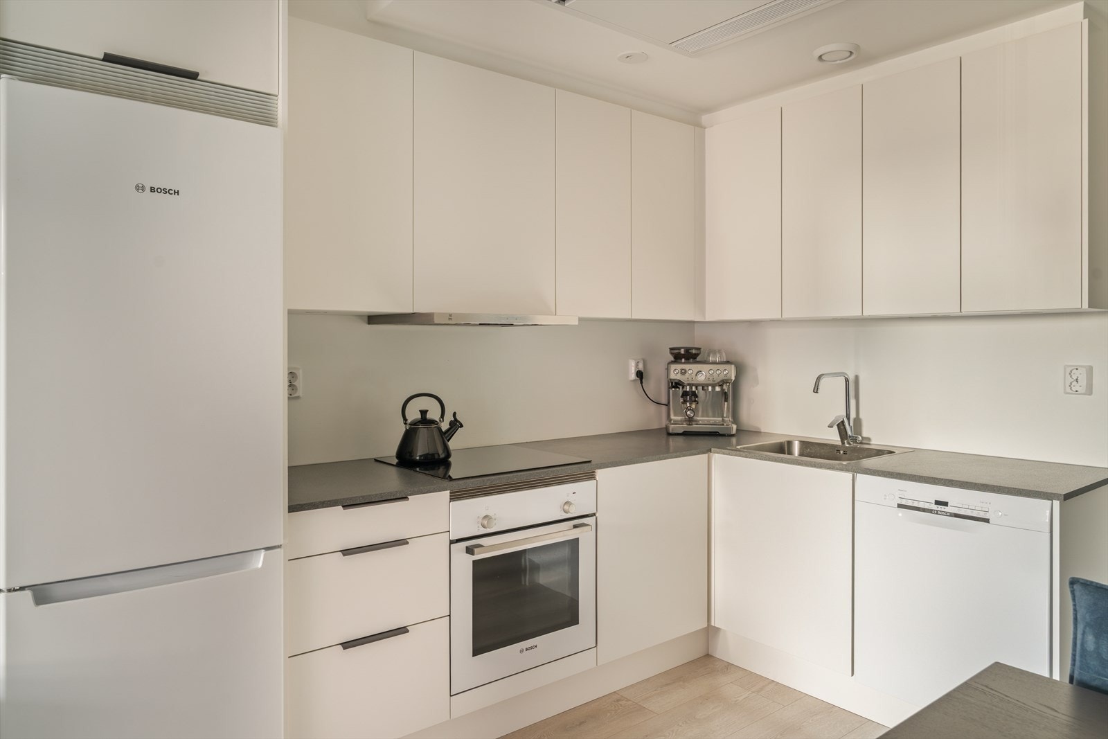 Kjøkkenet er fra Sigdal og har innredning med glatte fronter og laminat benkeplate Galleribilde