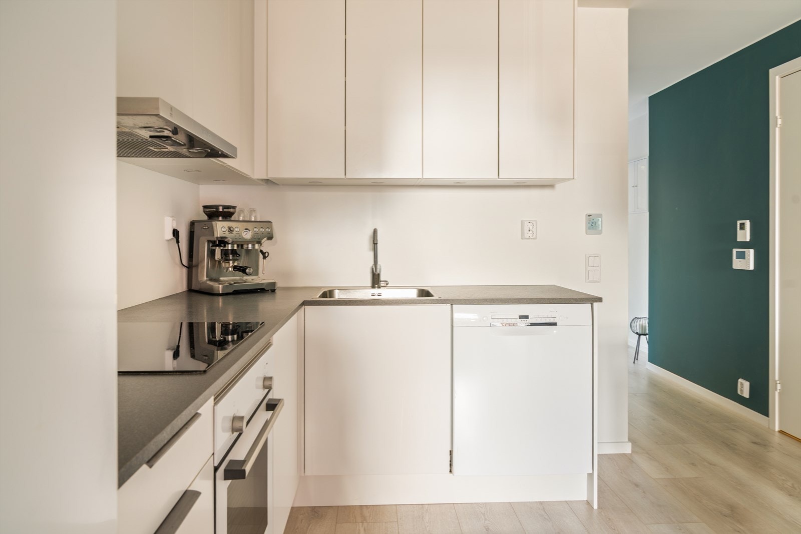 Kjøkkenet har godt med både skap- og benkeplass Galleribilde