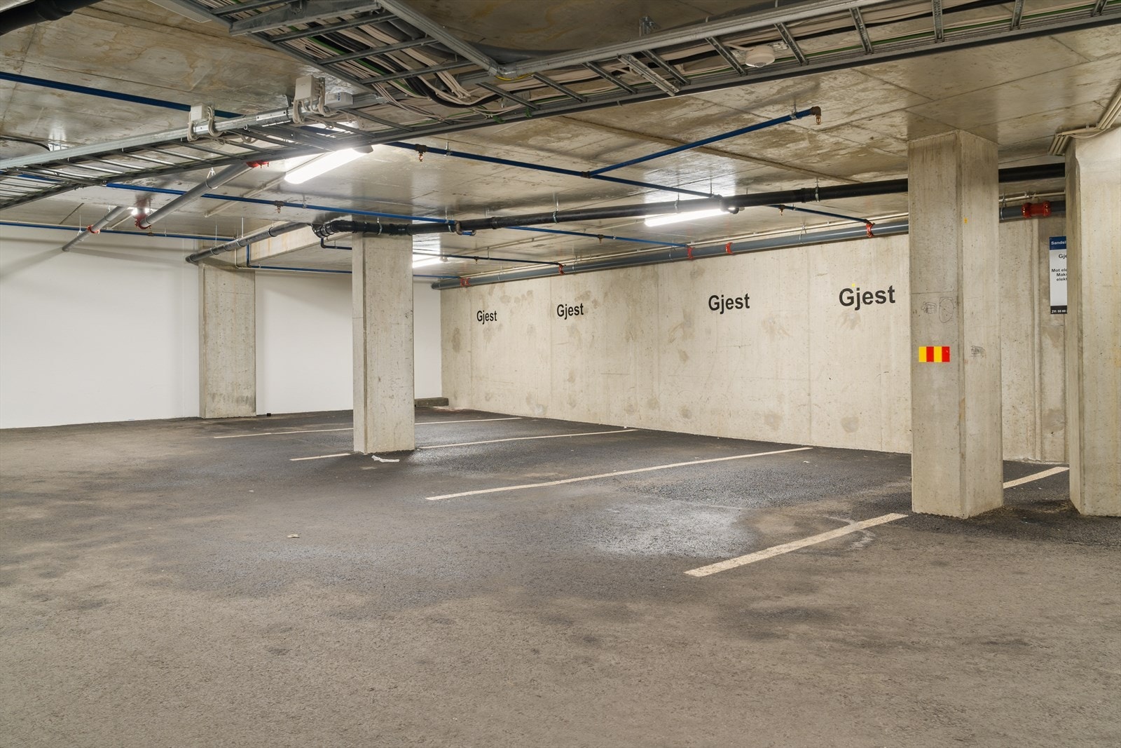 Gjesteparkering i garasje Galleribilde