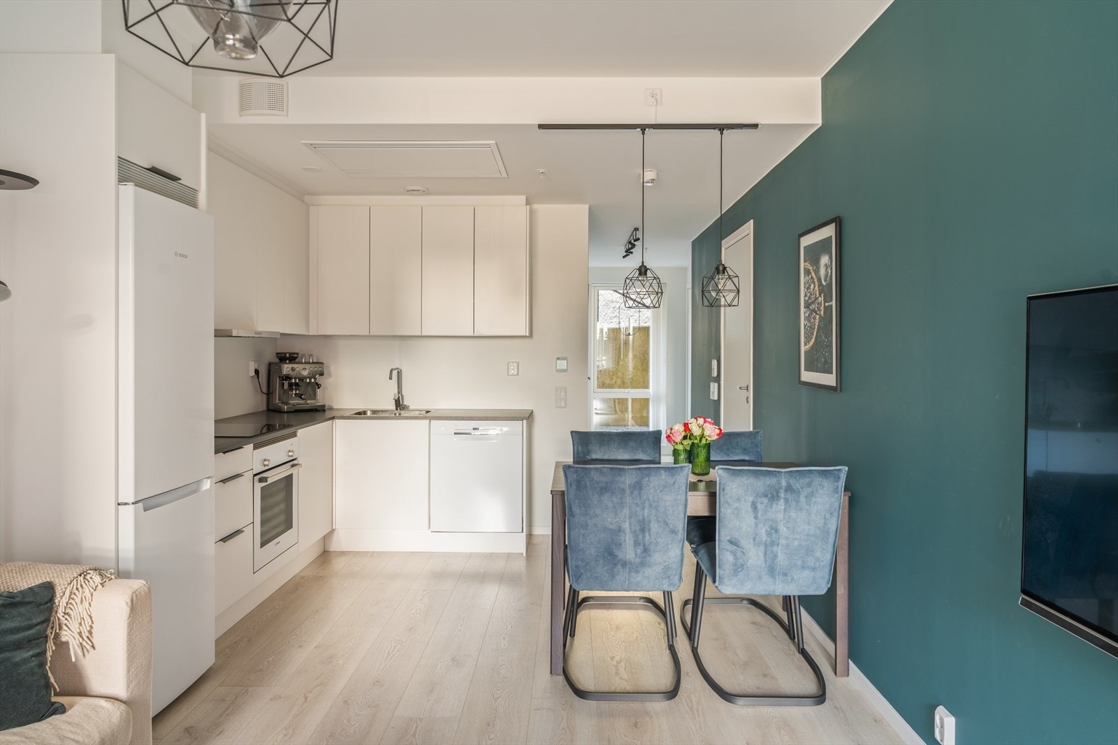 Plass til spisegruppe mellom stue og kjøkken Galleribilde