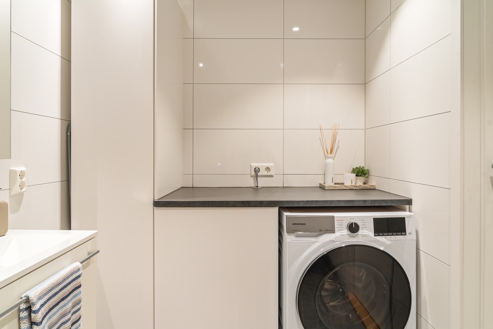 Badet er romslig, helfliset og har varme i gulv Galleribilde