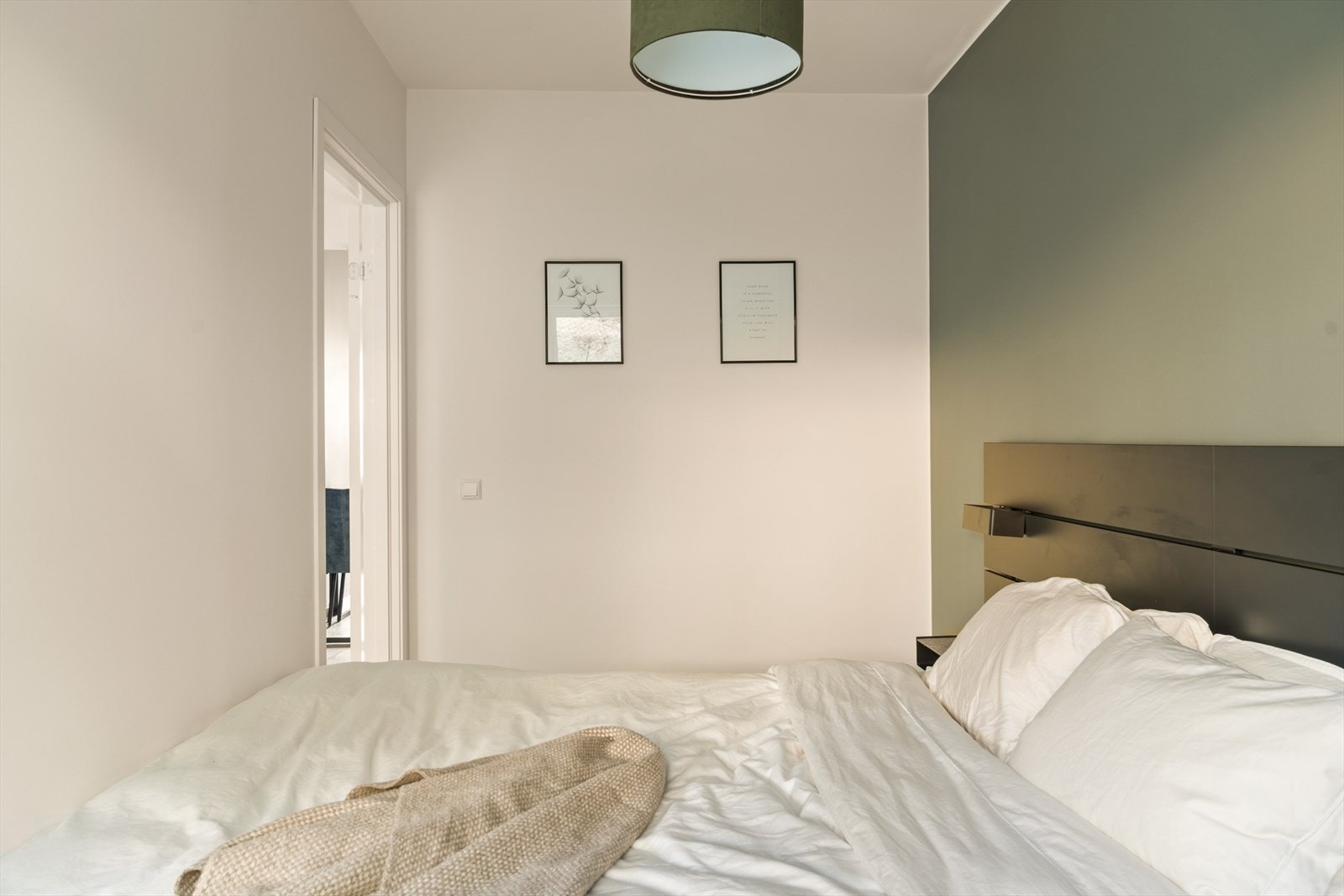 Hovedsoverommet kan enkelt innredes med dobbeltseng og tilhørende møblement som nattbord og kommode Galleribilde