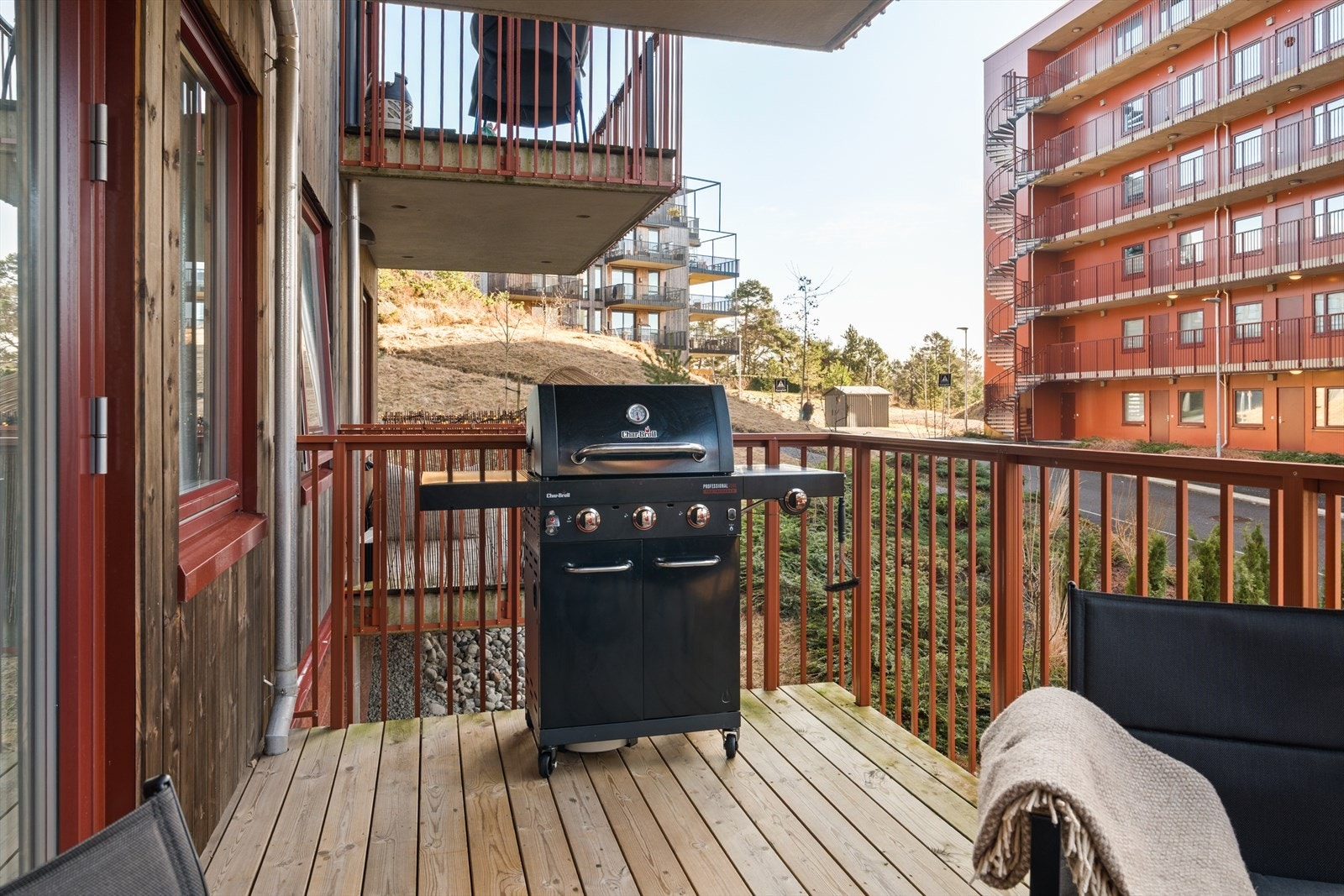 Det er også plass til grill og hyggelig beplanting Galleribilde