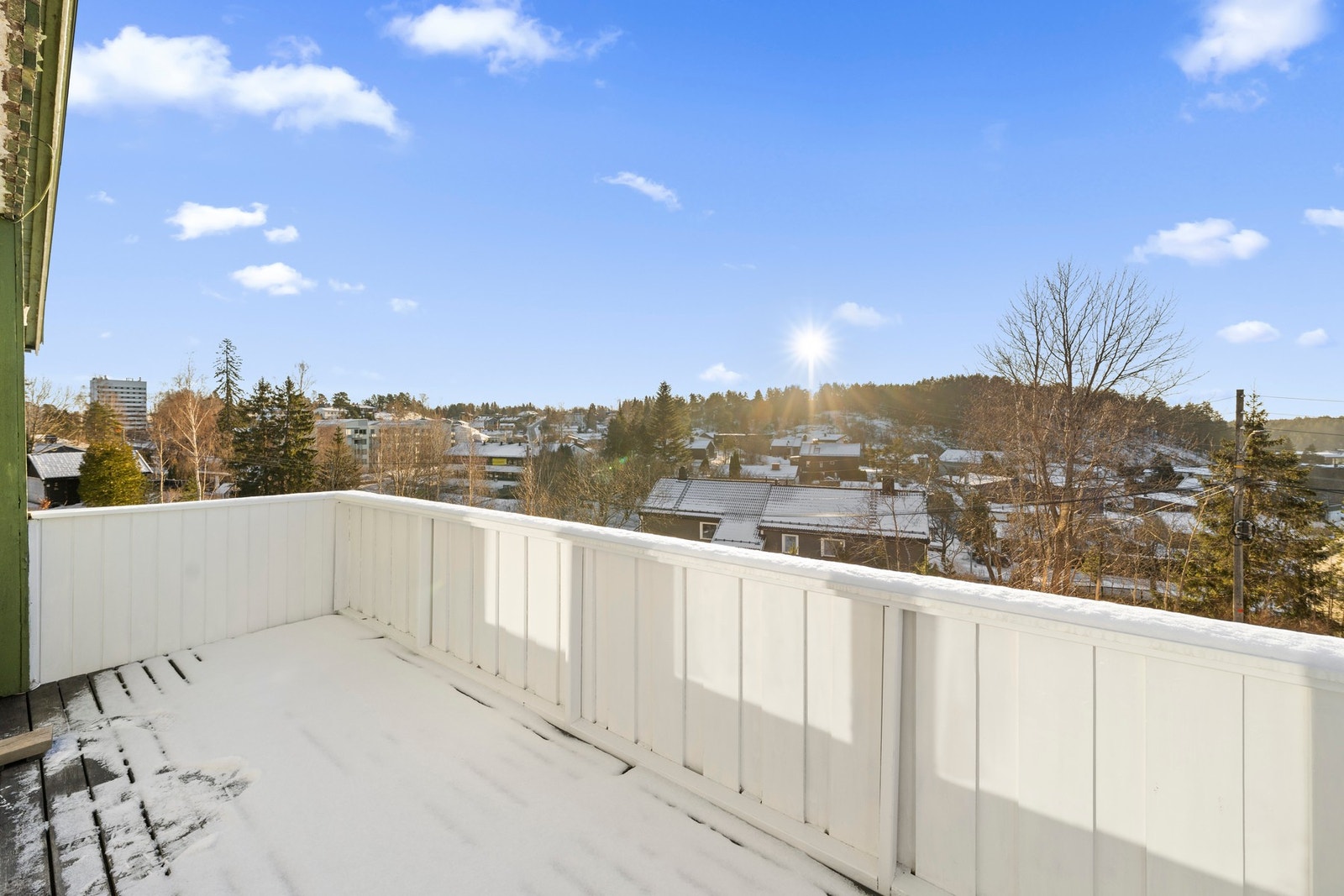 Balkong med flott utsikt og god plass til både morgenkaffen og hyggelige sommerkvelder. Galleribilde