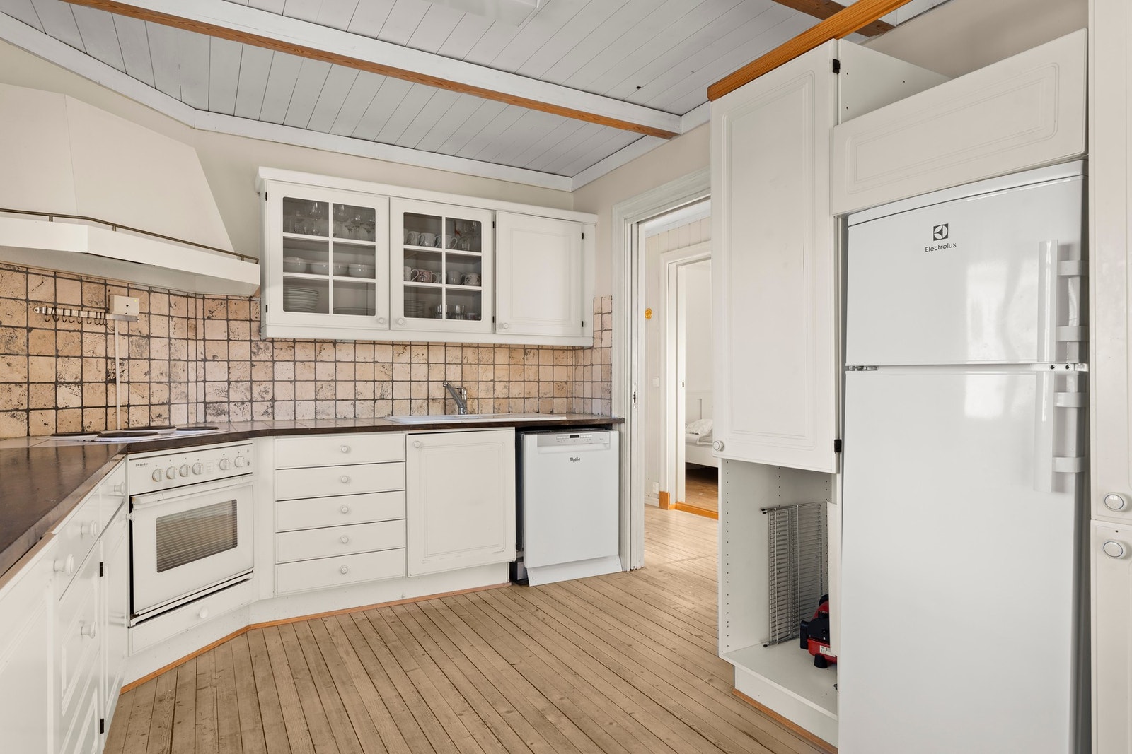 På kjøkkenet er det rikelig med skapplass og store arbeidsflater Galleribilde
