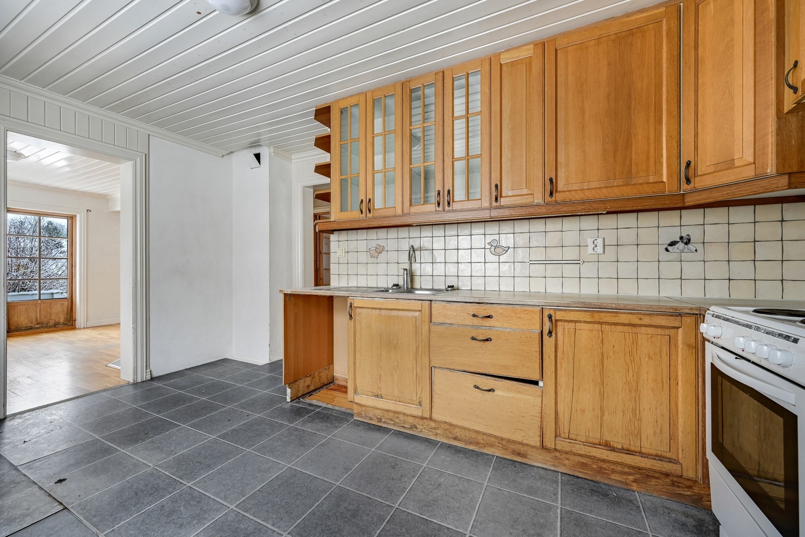 Rommet har avsatt plass for kjøl/fryseskap, oppvaskmaskin og komfyr. Galleribilde