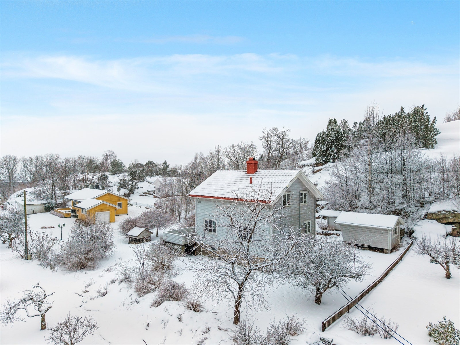 Eiendommen ligger i et rolig strøk med nærhet til flotte turområder. Galleribilde