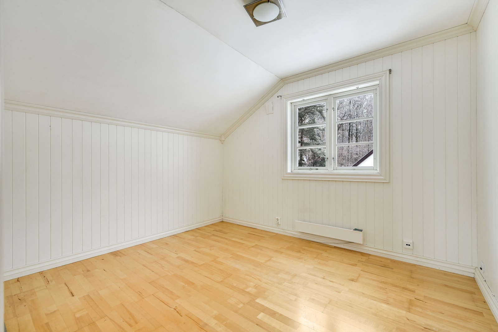 Romslig soverom med plass til seng og garderobeløsning. Galleribilde