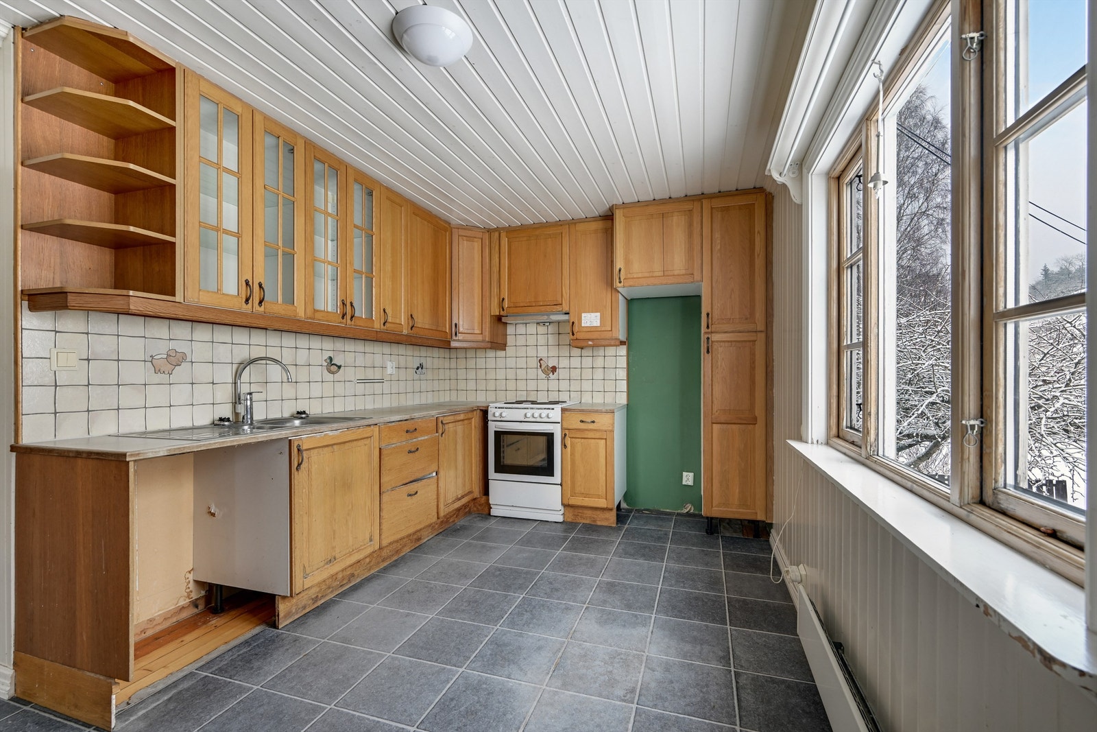 Kjøkkenventilator med avtrekk ut er montert. Galleribilde