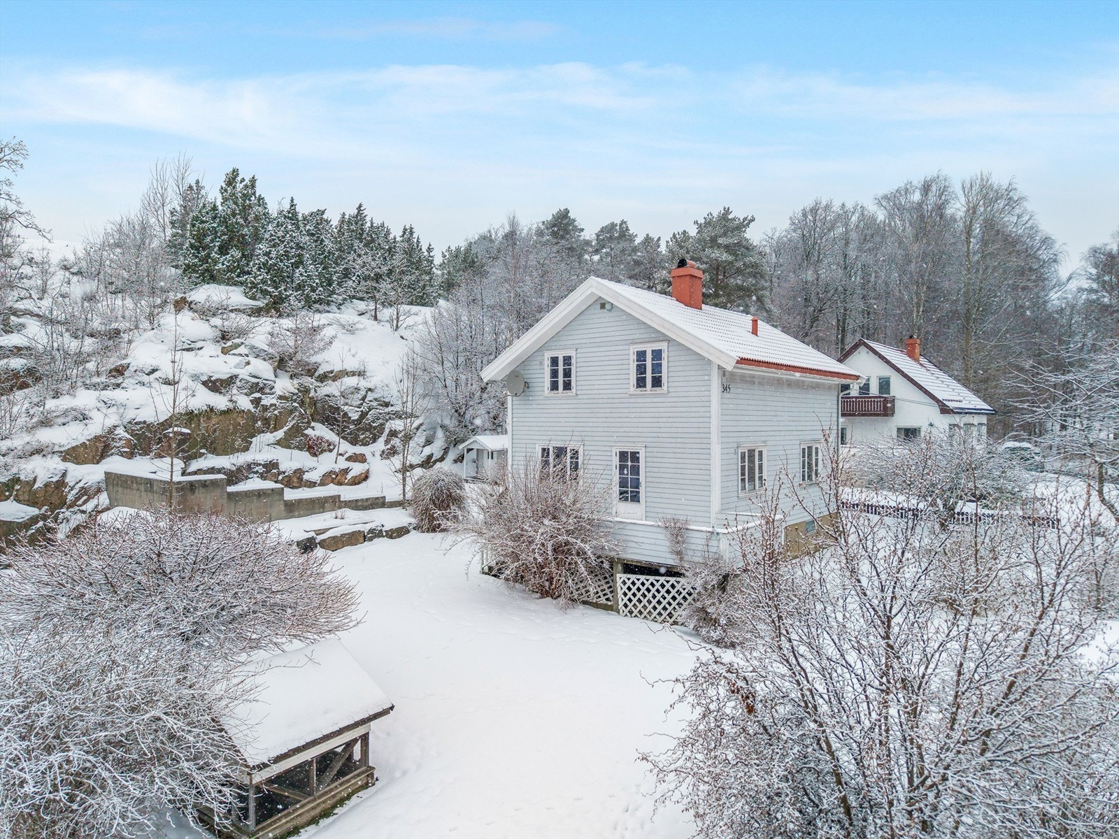 Tomten skråner svakt mot vest, noe som gir gode solforhold og en lun, trivelig atmosfære. Galleribilde