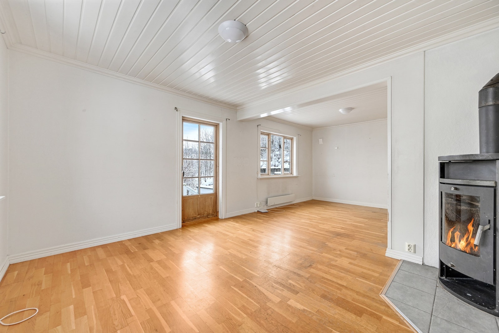 En nyere, rentbrennende vedovn gir både varme og en hyggelig atmosfære. Galleribilde