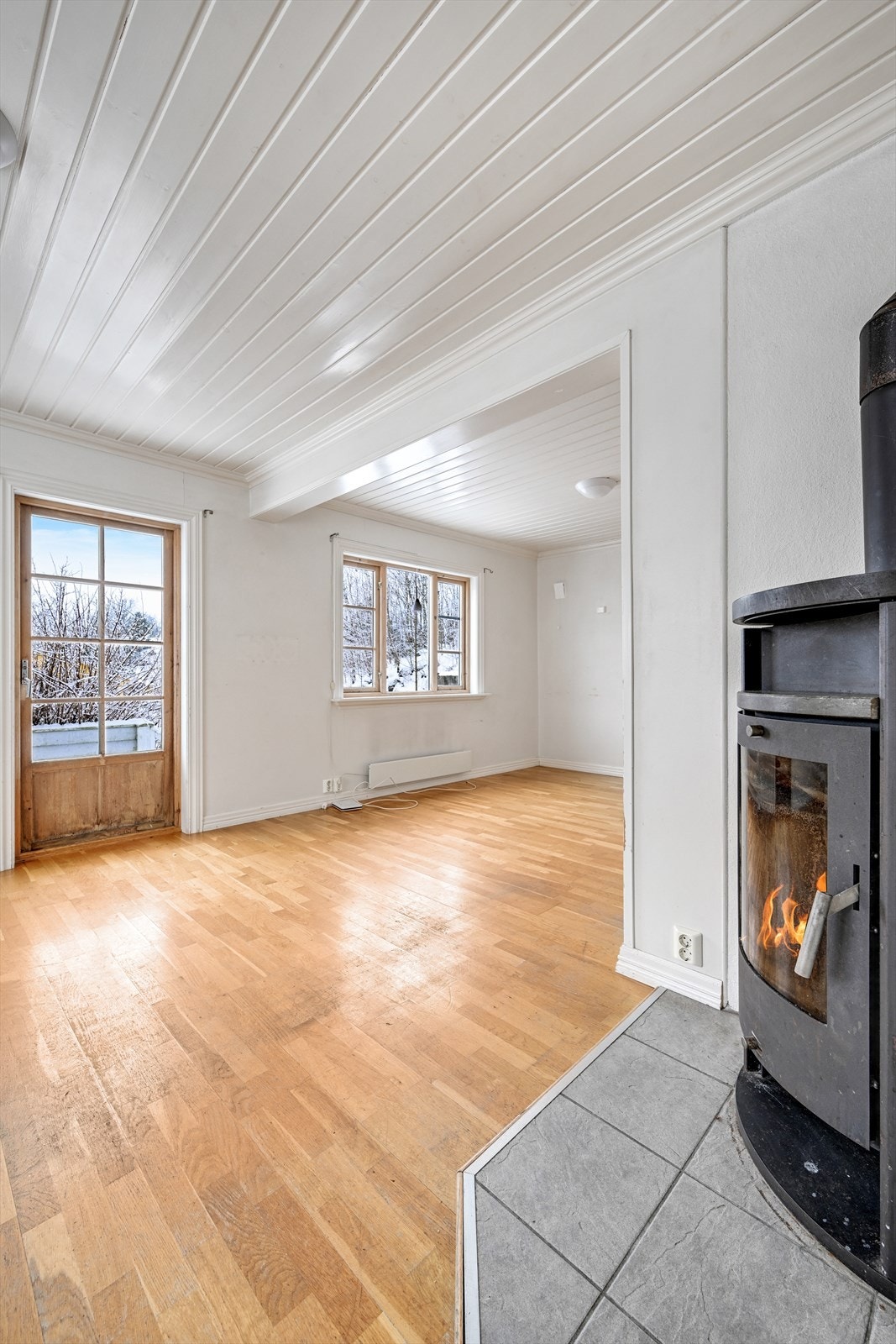 Vedovnen er plassert sentralt i stuen og er et supplement til elektrisk oppvarming. Galleribilde