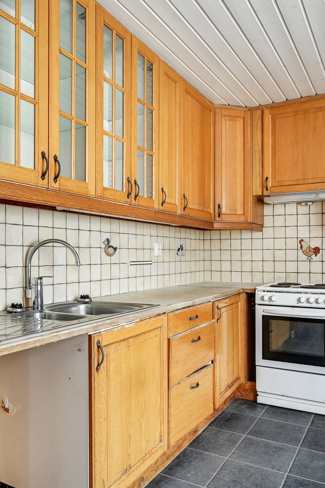 Innredningen har overskap med glassdører som gir et luftig preg. Galleribilde