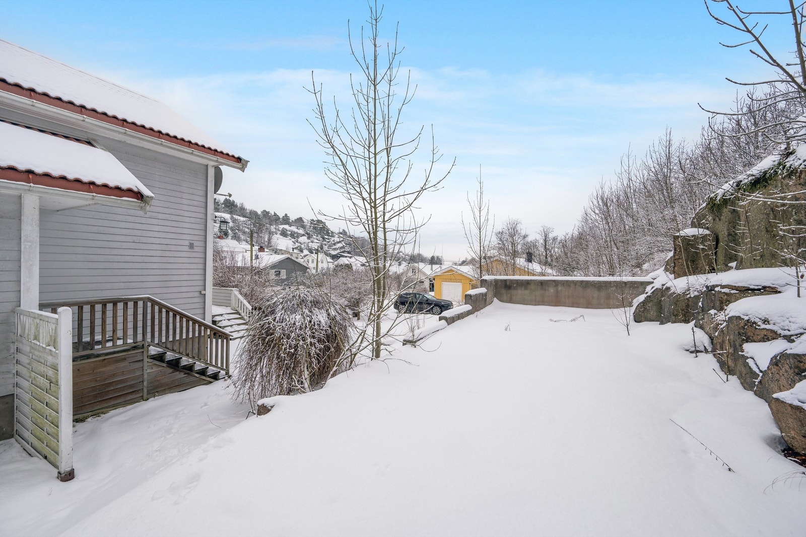 Gruset gårdsplass med god biloppstillingsplass. Galleribilde