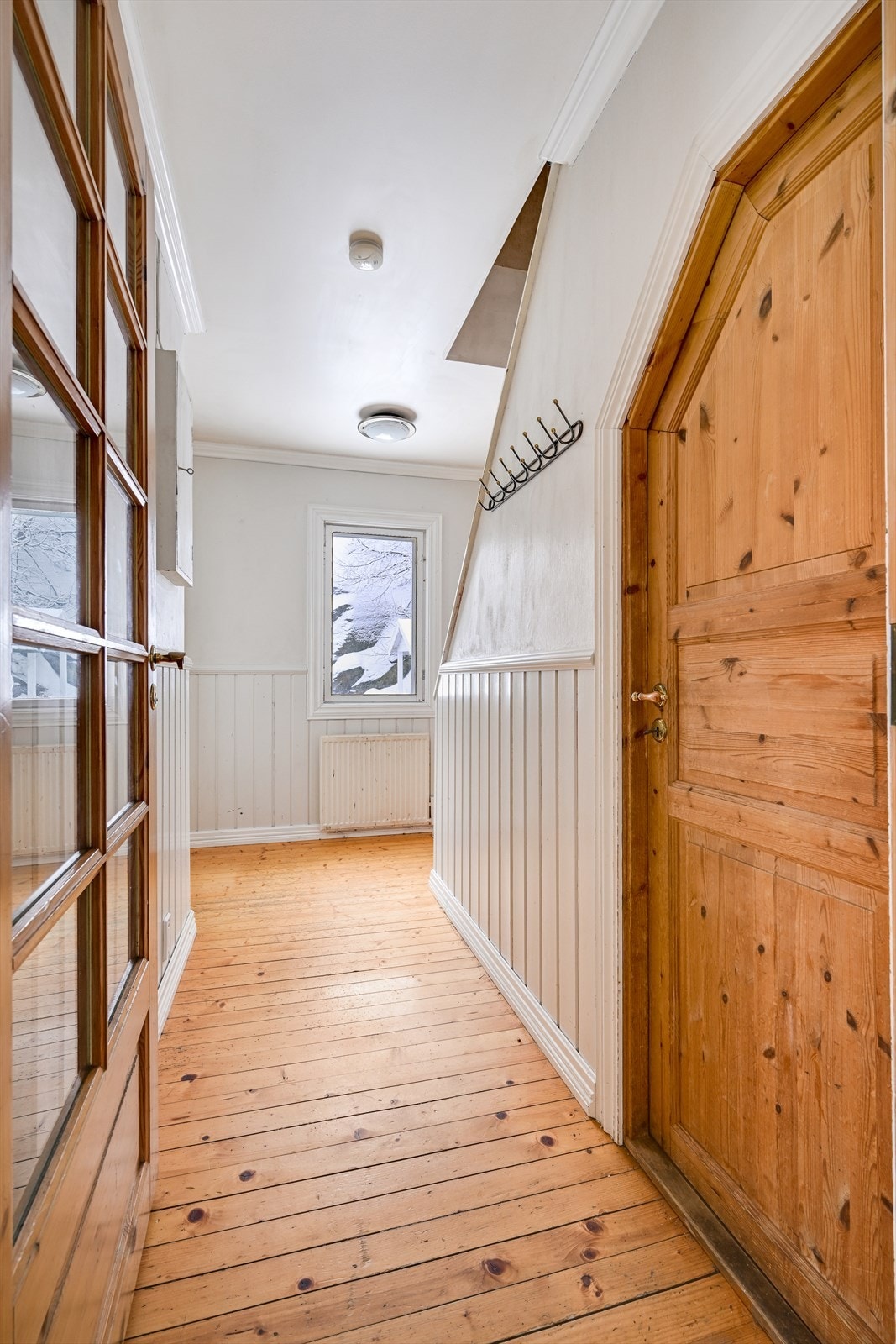 Innvendig har boligen malte fyllingsdører og overflater med trepanel og malte plater. Galleribilde