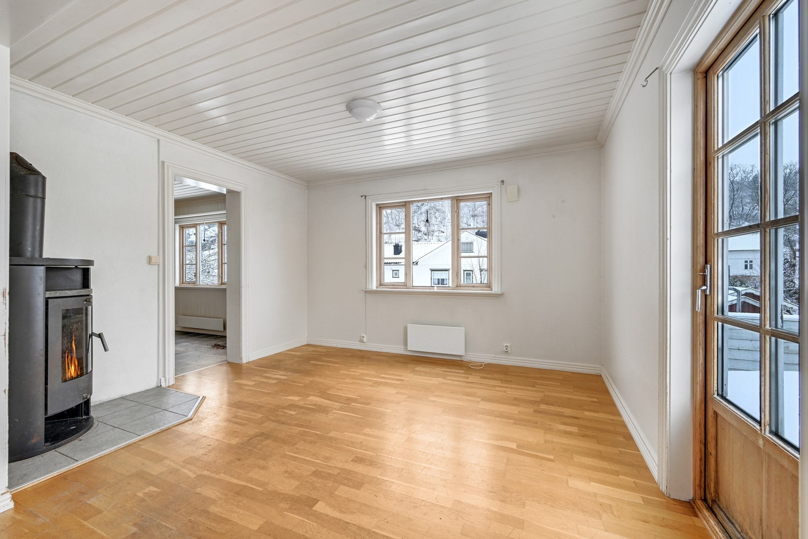 Fra stuen er det direkte utgang til en støpt terrasse på 15 m². Galleribilde