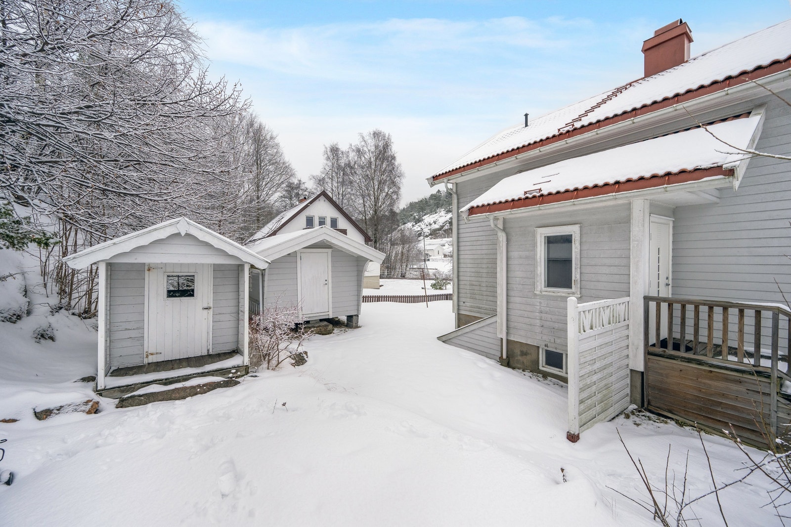 På tomten står en frittstående utvendig bod på 11 m² for ekstra lagring. Galleribilde